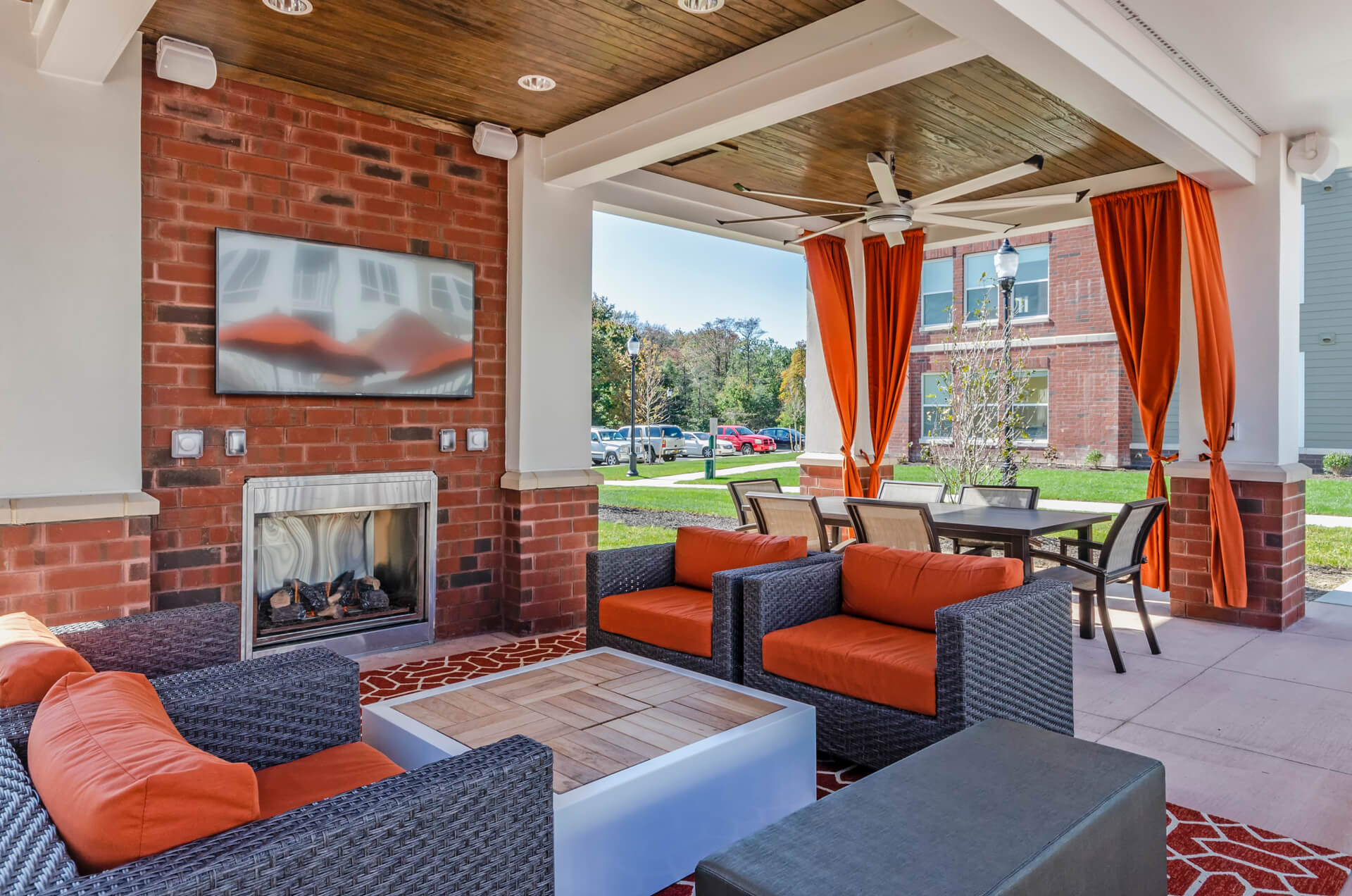 The-Berkleigh_Ext_Amenities_Courtyard_LCP360_Nov2018